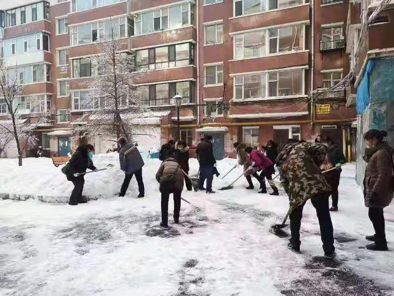 Recently, Hongcheng Church in Lvyuan District, Changchun City organized believers to help clean the snow in nearby communities which did not have companies responsible for this.