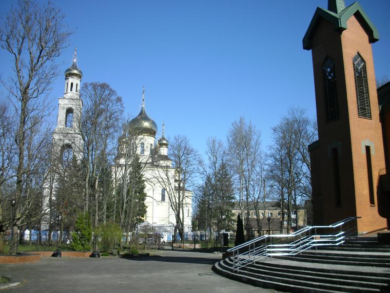 The Orthodox "Church of the Saints Cyril and Methodius" (left), completed in Kaliningrad/Russia after 13 years of construction and its neighbor the Lutheran “Resurrection Church”