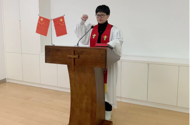 On November 19, 2020, Rev. Kuai Mo put her hand on the Bible, vowing before the national flags to serve as the deputy senior pastor and administrative director of Xiangcheng Church in Jiangsu.