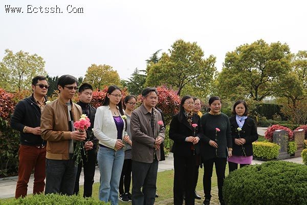 The teachers of students of East China Theological College paid tribute to Y. T. Wu, the founder of China's TSPM before tomb at Fushou Graden Cemetery in Shanghai on April 8, 2016. 