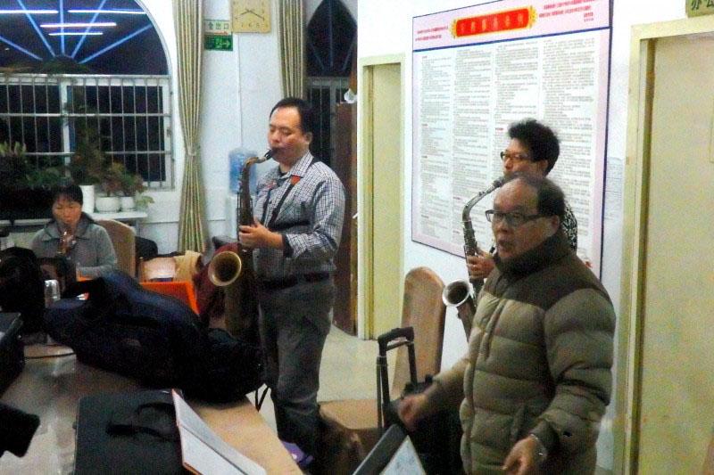 The believers of Beihai Church, Guangxi Province are practicing playing saxophone to prepare for the celebration of Christmas since Novenber 1, 2020.