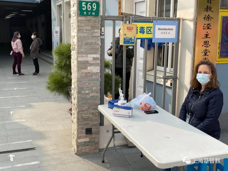 A foreign colleague was waiting outside the Grace Church in Shanghai to infect and take the temperature of the foreign believers before the English service was began on December 13, 2020. 