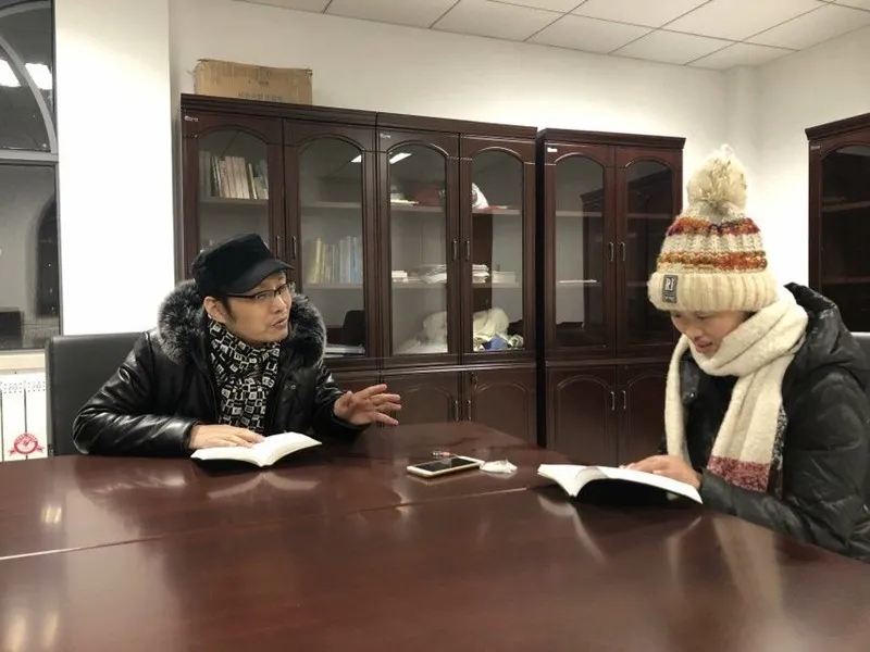 Sister Chen Li was sharing the experience of reading the Bible with a man when she was alive.