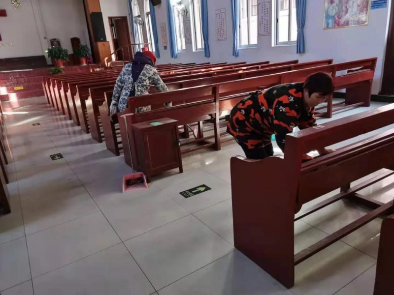 Two women of the logistics support team of the Jinsha Church in Changzhou, Jiangsu, cleaned the pews on December 15, 2020.