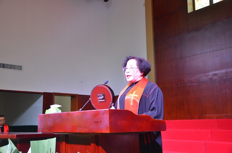 Elder Liu Xifeng was giving a sermon on Christmas in the Shilipu Church in Baoji City, Shaanxi Province on December 13, 2020.