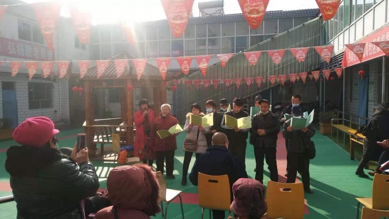 Some elderly believers of the Yaodu District Church sang chorus in the Xinghe Nursing Home located in Linfen City, Shanxi Province to celebrate Christmas, on the morning of December 20th, 2020.