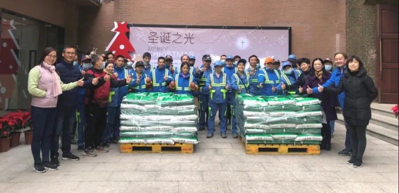The staff of Guangxiao Church in Guangzhou, Guangdong Province sent 160 packets of rice to the sanitation workers  in Yuexiu District in Guangzhou on the morning of December 16,  2020.