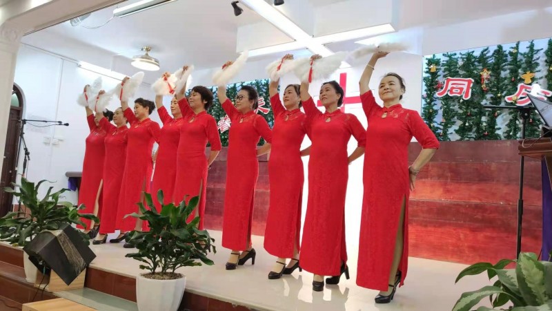 The sisters of the Lily Choir from the Beihai church in Guangxi Province performed a cheongsam show to celebrate Christma on December 20, 2020. 