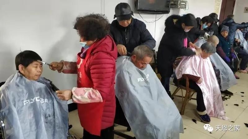 In Yuanzhou District, Yichun, Jiangxi Province, believers from the Tanxia Gathering Site and and the Couples' Fellowship cut hair for the elderly people in a local nursing home on December 31, 2020.