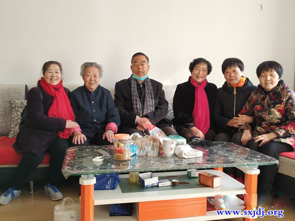 Pastor Wang Binghui and the staff of the Shilipu Church in Baoji City, Shaanxi Province took photos with the elderly believers during their visit from December 7 to 21, 2020.