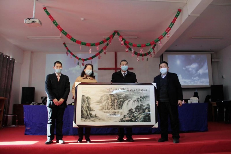 Volunteer lay pastors presented a traditional Chinese landscape painting to their alma mater-Zhongnan Theological Seminary at a completion ceremony on January 8,2020.