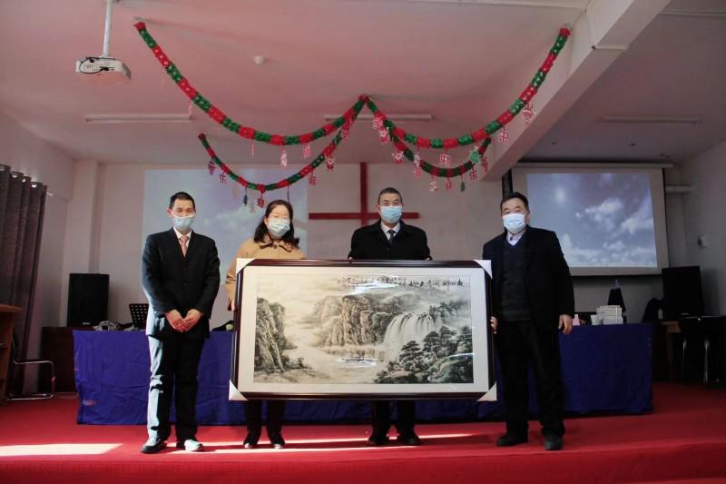 Volunteer lay pastors presented a traditional Chinese landscape painting to their alma mater-Zhongnan Theological Seminary at a completion ceremony on January 8,2020.