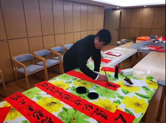 Chen Lifu, the Senior Pastor of the Flower Lane Church in Fuzhou of Fujian Province, wrote Chinese New Year couplets voluntarily for the church congregation in late January 2021.
