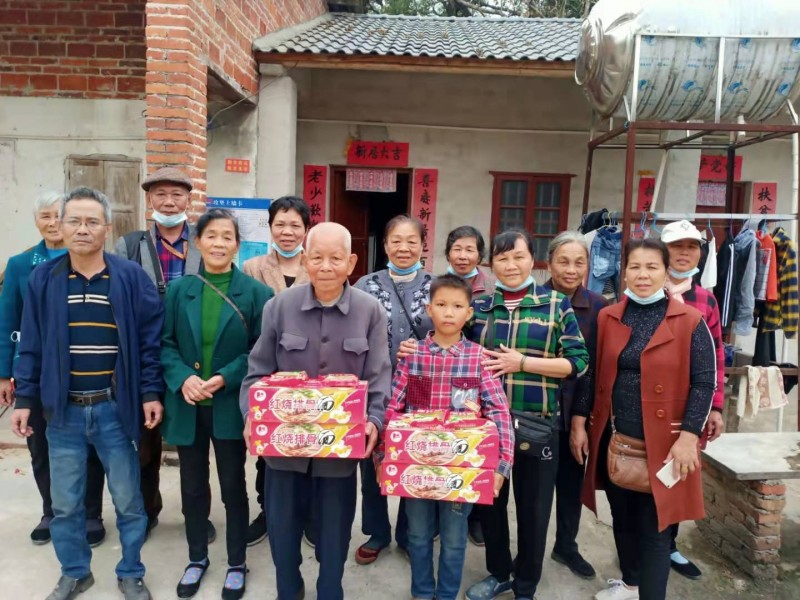 A poor elderly male believer and his grandson received gifts from the Changle Church in Hepu County, Guangxi Zhuang Autonomous Region before the 2021 Spring Festival that falls on Februray 12. 