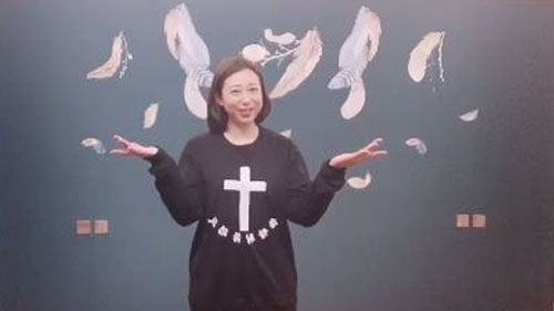 A female believer in Harbin Bethel Church is teaching rhythm through decomposition movements on the church's official WeChat account.