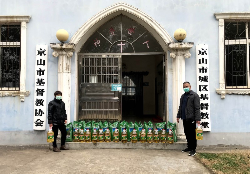 Jingshan Central Church in Jingmen City, Hubei Province sent grain, oil, rice noodles and pandemic prevention materials to more than 50 families of believers in January 2021.