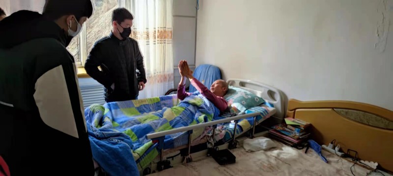 A bedridden resident was moved when Senior Pastor Wu Bing of Dalian Xishan Church, Liaoning Province paid a visti to him with charitable funds on February 8, 2021.