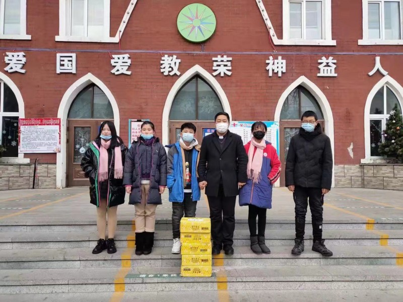 After the New Year 2021, five students in Dunhua City, Yanbian Korean Autonomous Prefecture reveived aids, scarves and rice from Dunhua municipal CC&TSPM of Jiliin Province.