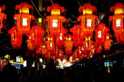 Many lanterns are hung to celebrate the Spring Festival.