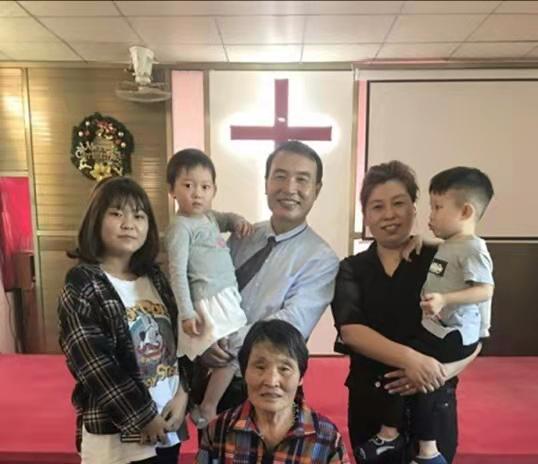 Pastor Yu's family and his two adopted children, Tian'en and Tianxin