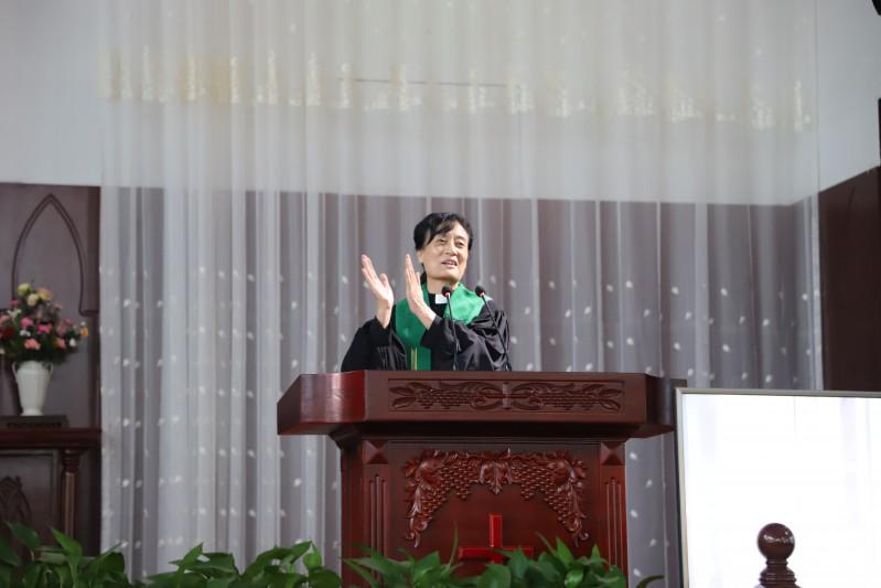 Elder Xie Chunlan presided over a Sunday service in the Yaodu District Church in Linfen, Shanxi Province on September 20, 2020.