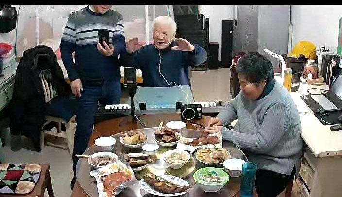 The 94-year-old Elder Yuan Xiangzhong in Fenghua District of Ningbo City, Zhejiang Province led the family to do thanksgiving prayers before dinner on February 10, 2021.