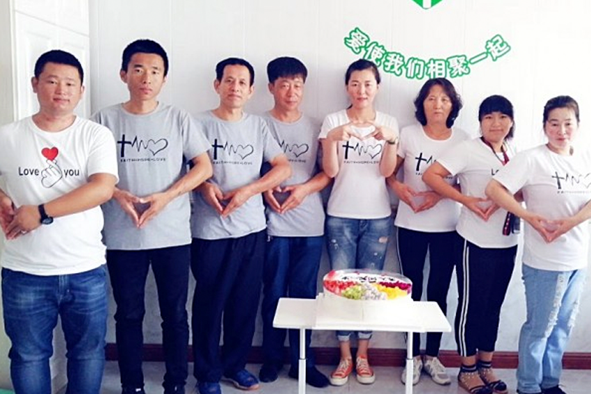 The members of a deaf fellowship led by Qu Ping(middle)