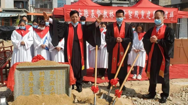 A pastor prayed in the groundbreaking service for reconstruction of the Lintou Church in Sidu Town, Zhao’an County,  Zhangzhou City, Fujian Province held on February 23, 2021. 