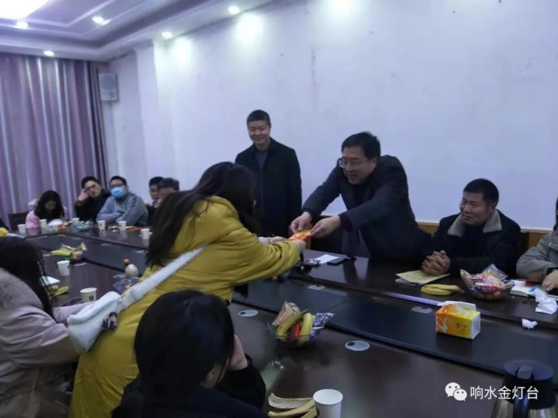 A student received financial assistant from the  Xiangshui County TSPM in Yancheng City, Jiangsu Province on February 22, 2021.