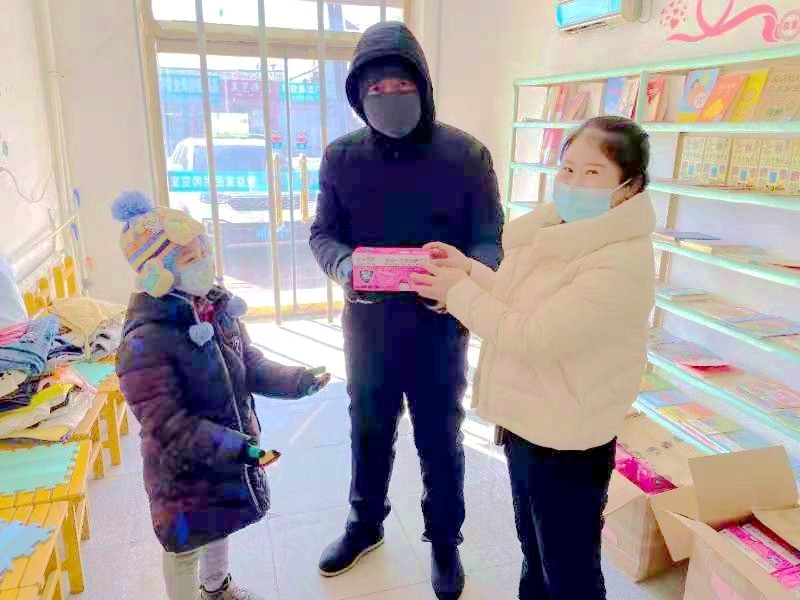 A child received a box of 50 pieces of masks from Nanzhan Chruch in Dongfeng County, Liaoyuan City, Jilin Province in late February, 2021.