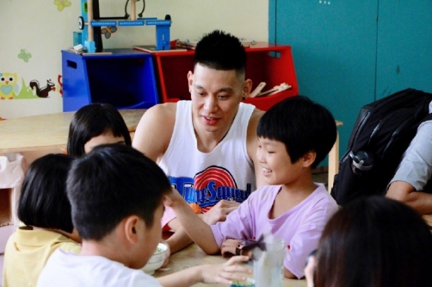 Jeremy Lin with some left-behind children in a charity activity 