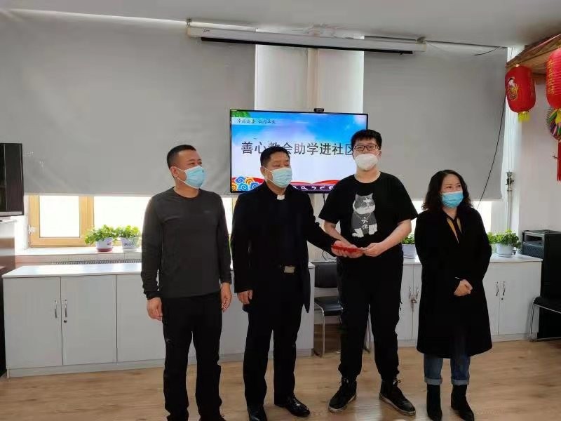 On March 3, Dunhua CC&TSPM of Jilin Province gave 3,000 yuan to a student surnamed Xu whose family lives on subsistence allowances. 