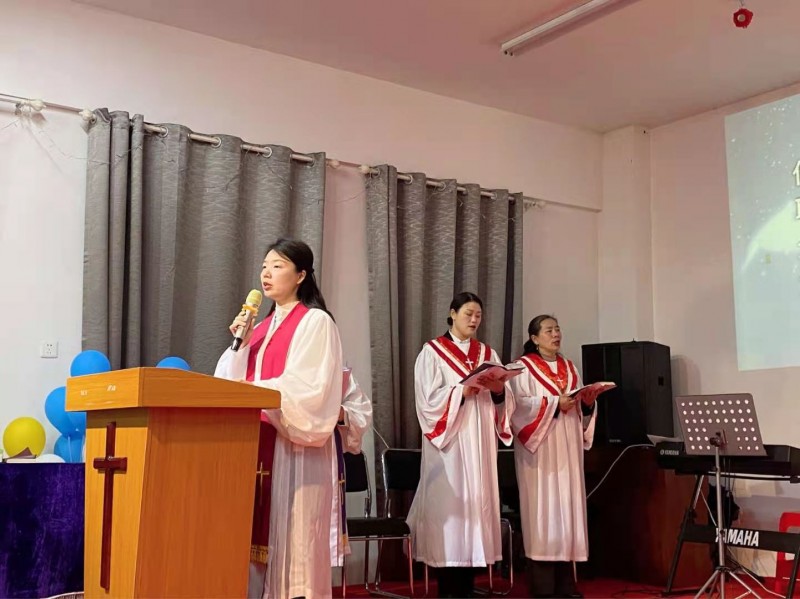 Rev. Zhao Qiufen, director of teaching affairs of Zhong Nan Theological Seminary, presided over a worship service held in the seminary on World Day of Pray 2021. 