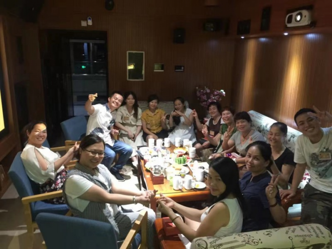The happiness group of the Hainan Haixiu Church held a tea party to preach the gospel to catechumens in late December 2020.