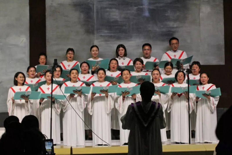The choir of Chengdu Guangyin Church sang hymns in a praise retreat on the evening of October 11, 2019.
