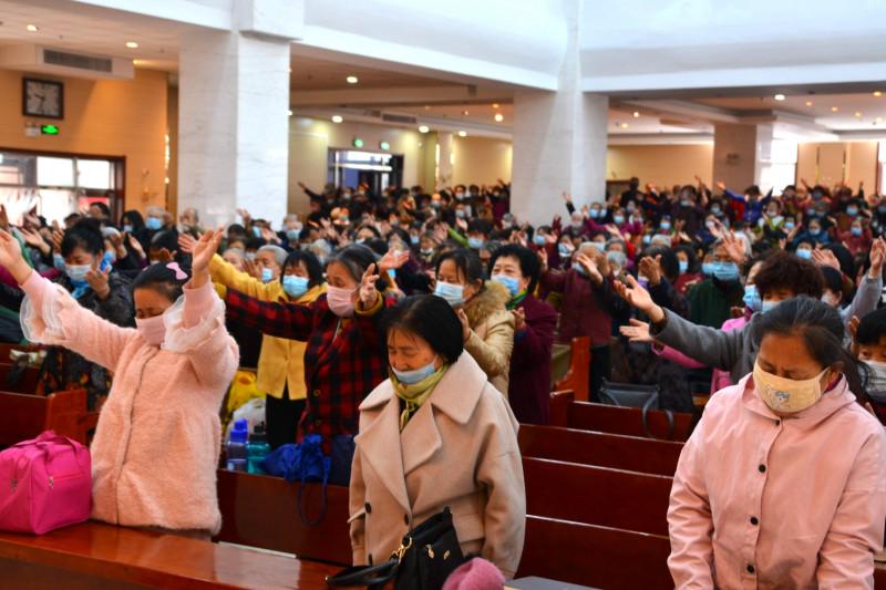 Christian members received the blessing at the end of the resumed service  in Xingsheng Church in Anshan City, Liaoning Province on March 18, 2021.