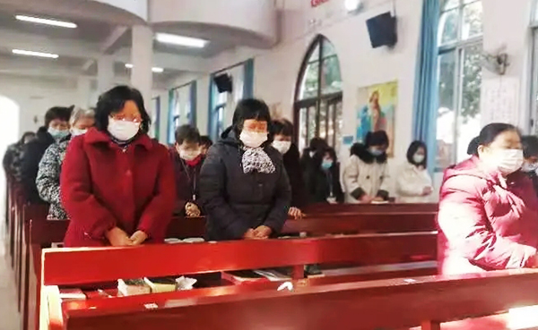 Believers prayed in the resumed Sunday service after two months of suspension in Jinsha Church in Nantong, Jiangsu Province on March 14, 2021.