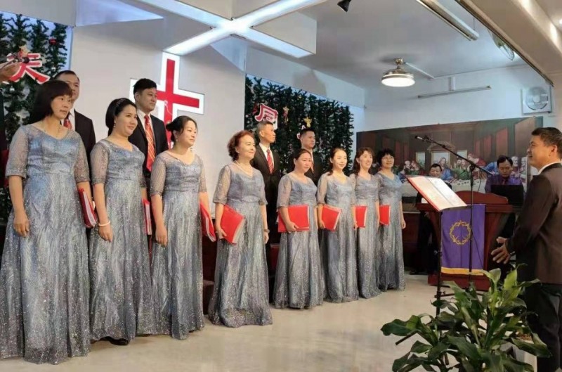 The choir of Beihai Church in Guangxi sang hymns to mark Christmas on December 13, 2020.