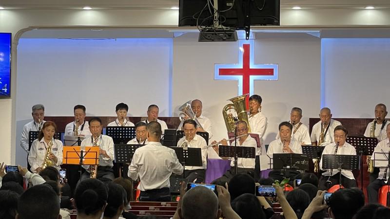 The Evergreen band of Beihai Church in Guangxi Zhuang Autonomous Region sang sacred music in the evening service on Palm Sunday that falls on March 28, 2021. 