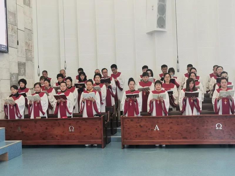 The choir of Gaizhou Church, Liaoning Province, sang a hymn in an Easter service on April 4, 2021. 