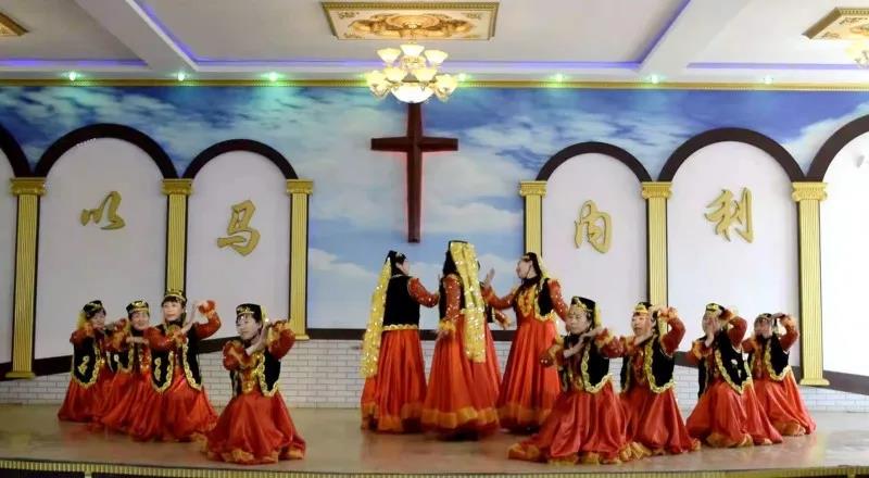 An ethnic minority dance was performed in Laohutun Church, Anshan, Liaoning Province, on April 4, 2021. 