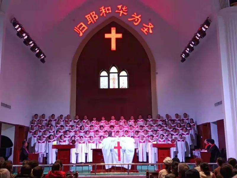 The choir of Shilipu Church, Baoji, Shaanxi Province, presented hymns in an Easter Sunday service on April 4, 2021.