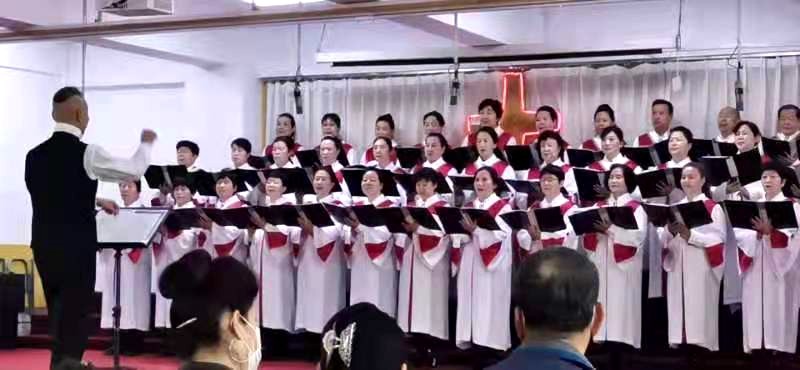The choir of the Lühua Street Church in Anshan, Liaoning Province presented hymns in an Easter service conducted on April 4, 2021. 