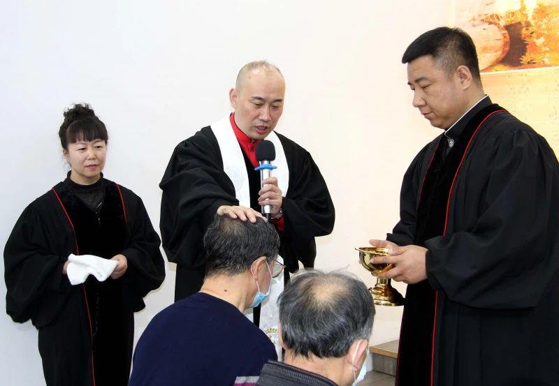 Rev. Yan Peng, senior pastor of Haikou Road Church in Changchun, baptized a man by sprinkling water in an Easter service conducted on April 4, 2021. 