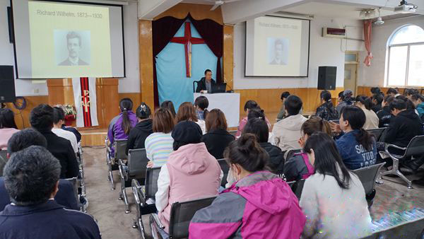Dr. Ding Ruizhong from Shaanxi Academy of Social Sciences, gave a lecture titled "German Protestant Missionary Richard Wilhelm and the East to the West" in Shaanxi Bible College on April 7, 2021.