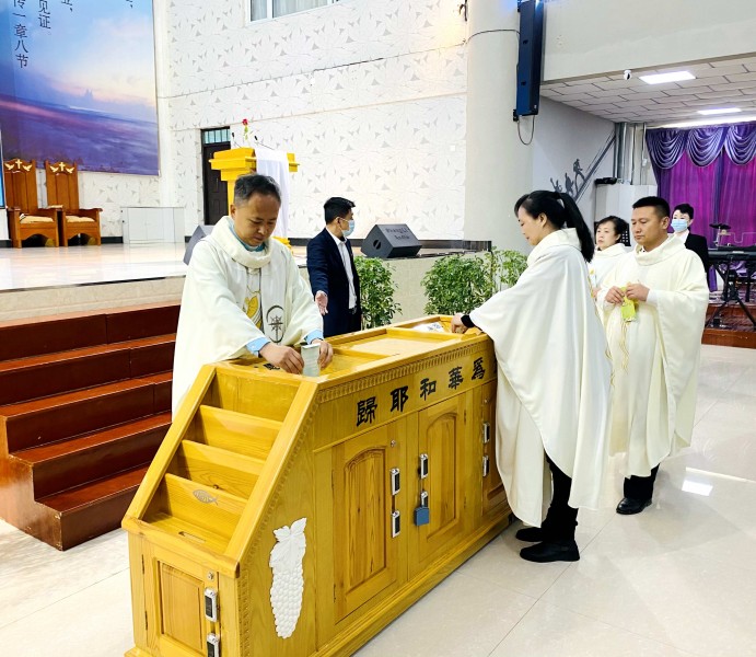 Senior Pastor Liu Xuesong and the staff of Nanzhan Church in Dongfeng County, Liaoyuan City, Jilin Province, put their contributions into the offering box on April 11, Sunday, 2021.