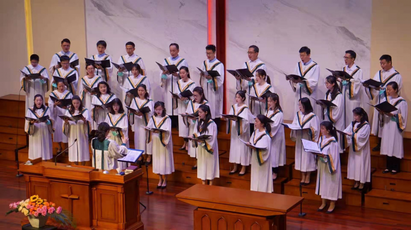 The choir of Beimen Church, Zhangzhou City, Fujian Province sang a hymn in the celebration of the church's 20th anniversary on April 18, 2021.