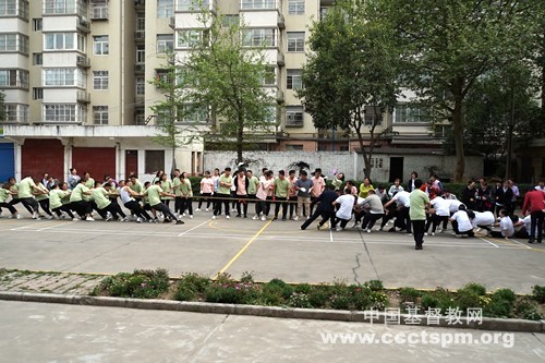 A tug-of-war took place among students of Shaanxi Bibel College on April 13, 2021. 
