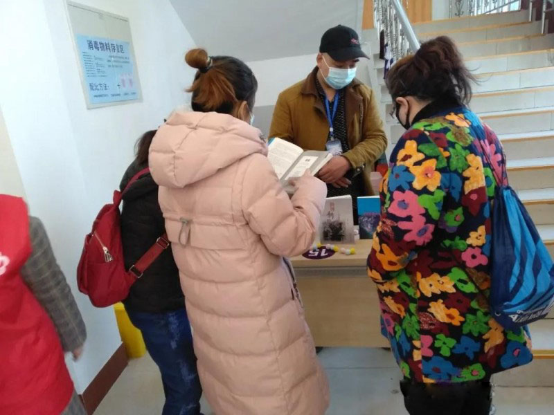 Believers read the books of the exhibition, consulting and signing up for the first session of reading party, after the launching ceremony held in Shandong International Church on April 18, 2021.