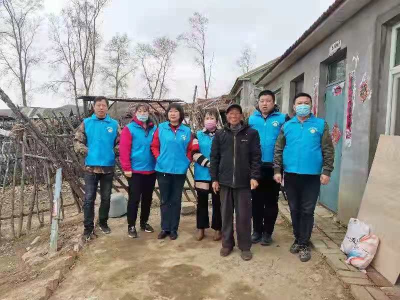  Staff from Nanzhan Church in Dongfeng County, Liaoyuan City, Jilin Province went to clean up the homes of two elderly and weak persons who were non-Christians on April 17, 2021.